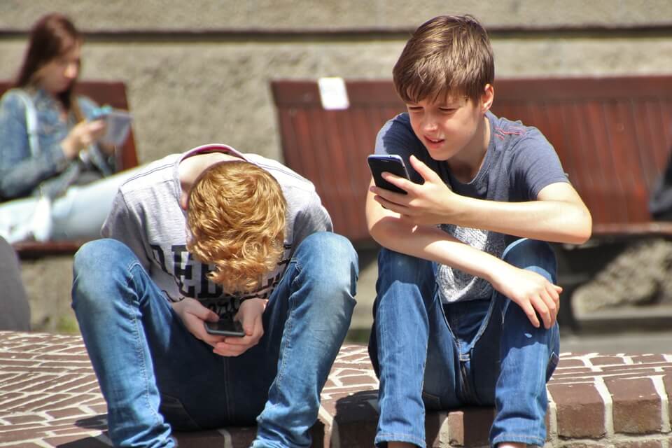 Як гаджети впливають на дітей