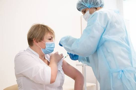 Вакцинація медичних працівників: професійна відповідальність і особистий захист